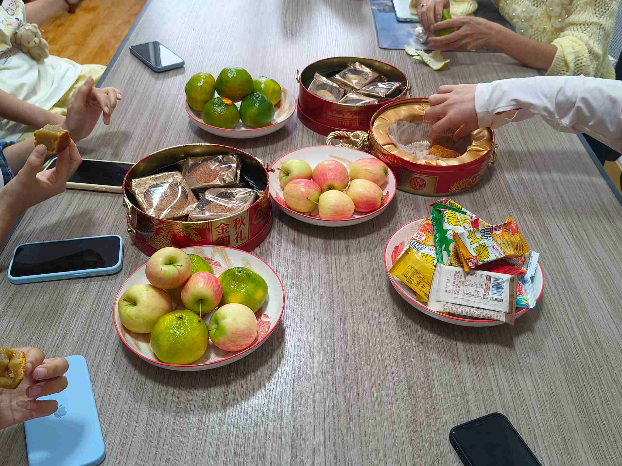 Zemeijia meleg délutáni teát tart