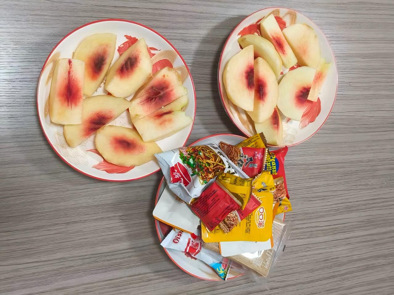 Az őszibarack és harapnivalók bekapcsolják Zemeijia délutánját