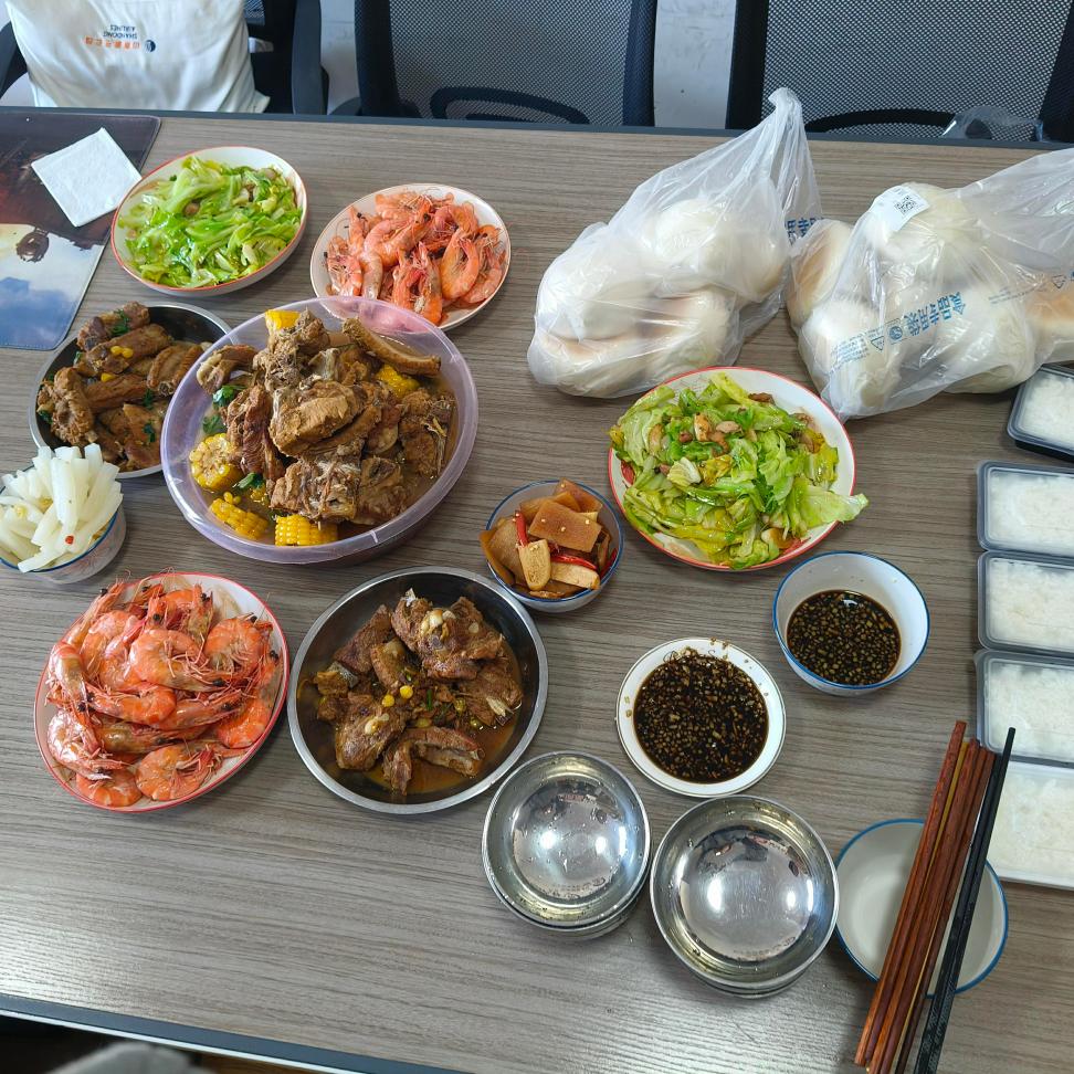 Főnökök főznek ebédet mindenkinek!