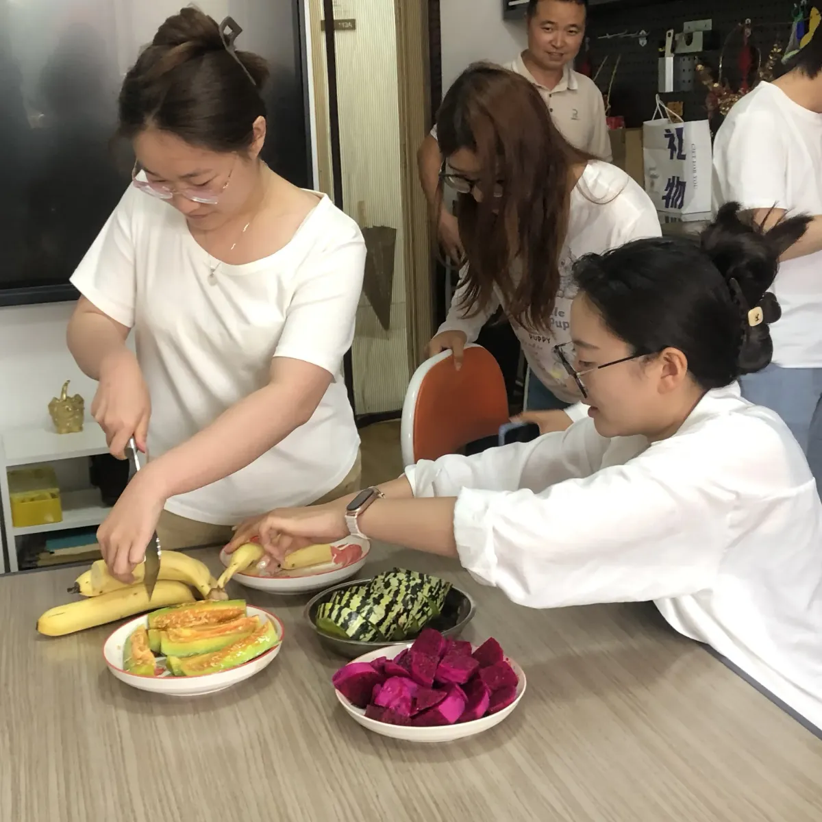 Az irodai délutáni tea-összejövetel melegséget hoz Zemeijiaba