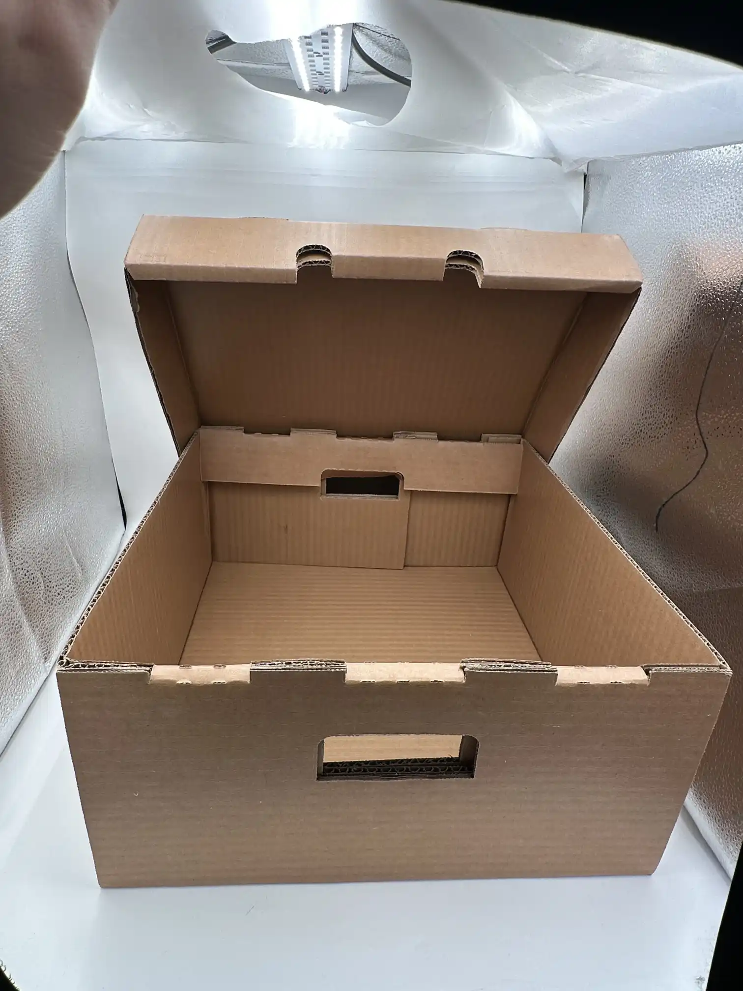 Nagy viaszos hullámkarton doboz