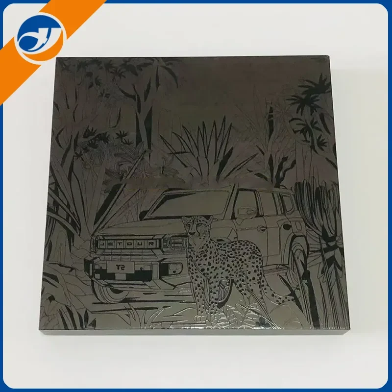 Matt dombornyomott fekete díszdoboz